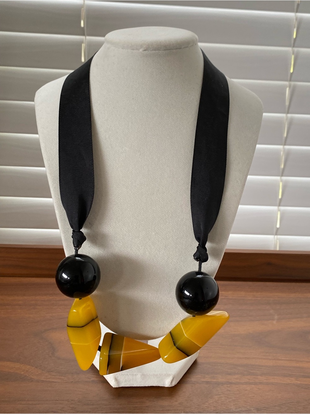 MANGO MNG Black & Mustard Resin Statement Ribbon Necklace - Picture 3 of 6